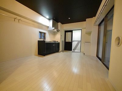エフパークレジデンス横浜反町4281の居間・リビング