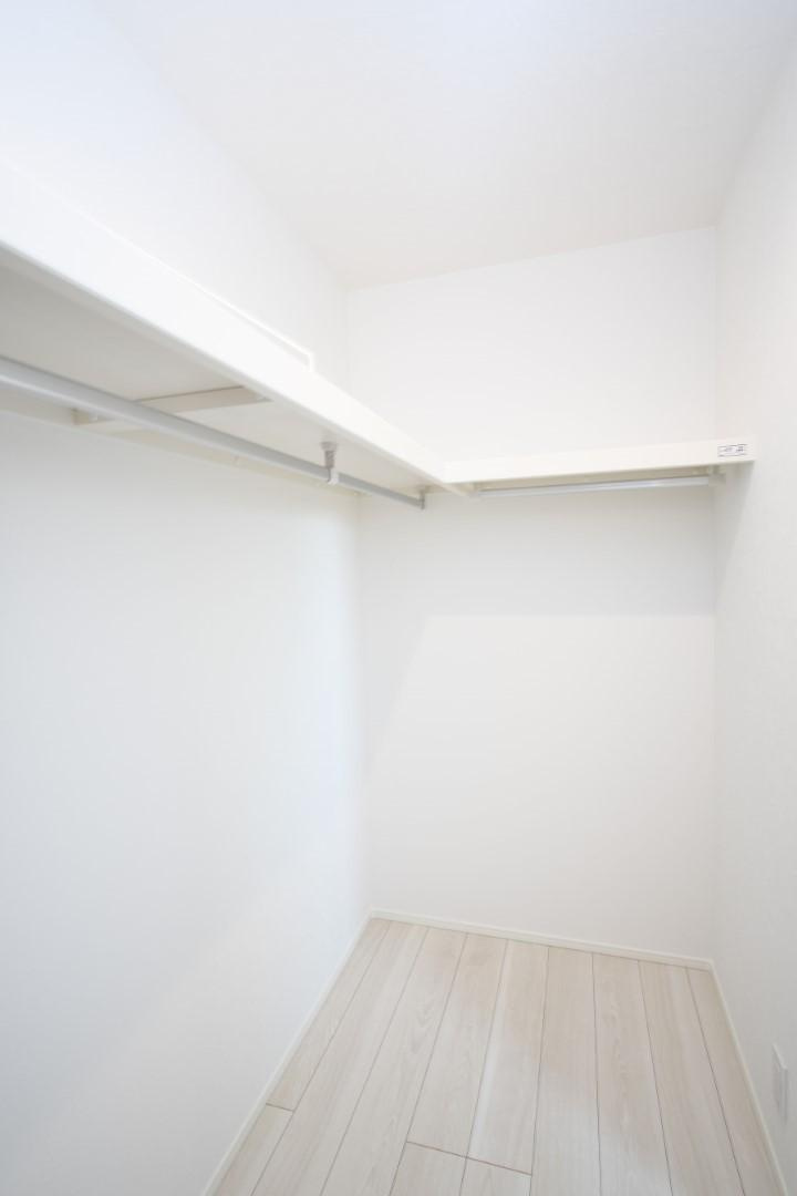 高知市役知町 ①  新築戸建ての収納|＊こちらはウォークインクローゼットイメージ画像です。