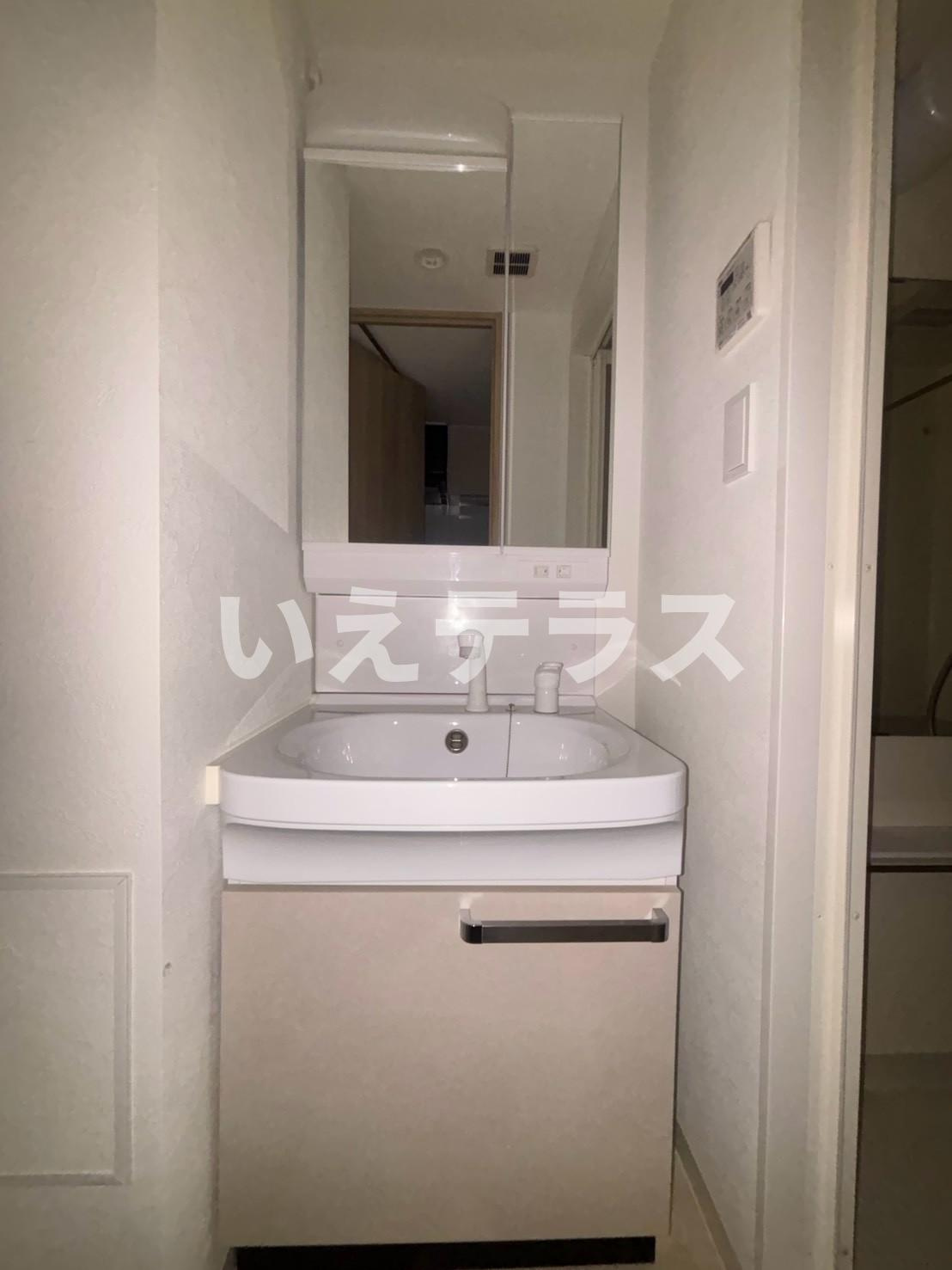 プレサンス神戸セレスティアの洗面所|明るい洗面所です