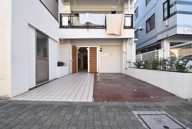 【エントランス】 | 目黒小山マンション | お客様を、そして住人を出迎えてくれるマンションのエントランス。ゴミが落ちていないことからも、管理状態の良さや住民の節度の高さが見て取れます。～即日のご見学可能～　お問合せはお気軽にどうぞ。