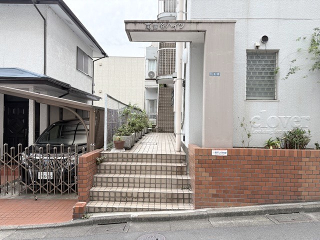 【エントランス】 | 南雪谷ハイツ | お客様を、そして住人を出迎えてくれるマンションのエントランス。ゴミが落ちていないことからも、管理状態の良さや住民の節度の高さが見て取れます。～即日のご見学可能～　お問合せはお気軽にどうぞ。