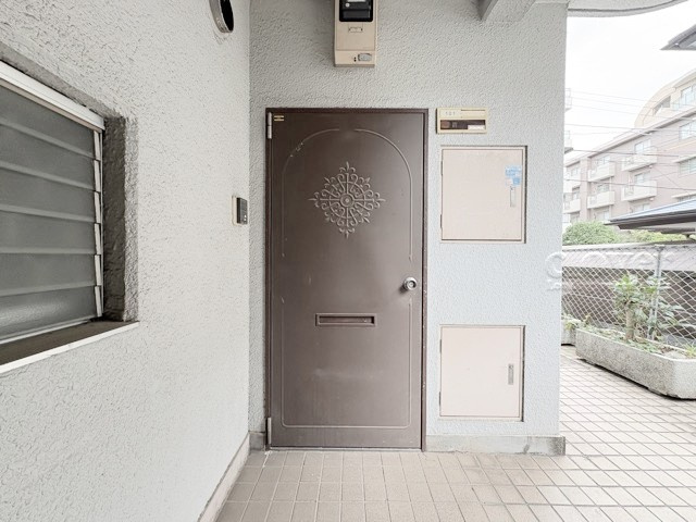【その他共用部分】 | 南雪谷ハイツ | 皆様をお迎えする、お部屋の玄関ドア。開けやすさや開放角度、ドアノブの操作しやすさや鍵の形状などを、現地で一度ご確認ください。～即日のご見学可能～　お問合せはお気軽にどうぞ。