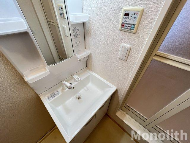 ファミーユ東貝塚の独立洗面台