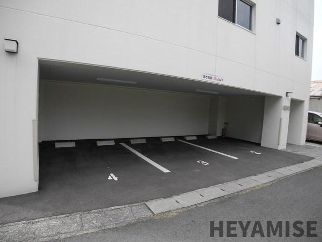 エレガンテ・Fの駐車場
