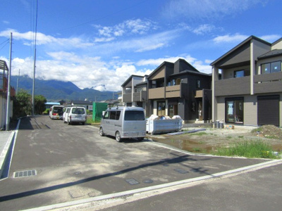 【前面道路含む現地写真】 | ブルーミングガーデン南アルプス市加賀美　1号棟 | 前面道路含む現地写真です