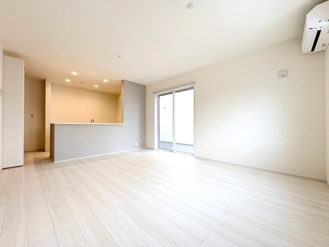 リーブルファイン　岐阜市東鶉第３　全5区画分譲の居間・リビング|明るい日差しをふんだんに取り込んだリビングダイニングは家族の笑顔につつまれた素敵な空間になります。
一建設の家は精度が高く丈夫な工法を採用し、「住宅トップランナー基準」に対応しています。