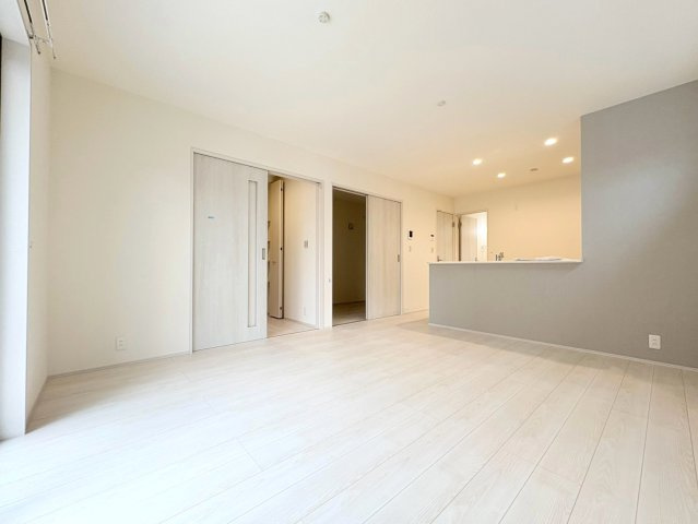 【商談中】リーブルファイン　岐阜市東鶉第３　全5区画分譲の居間・リビング|明るい日差しをふんだんに取り込んだリビングダイニングは家族の笑顔につつまれた素敵な空間になります。
一建設の家は精度が高く丈夫な工法を採用し、「住宅トップランナー基準」に対応しています。