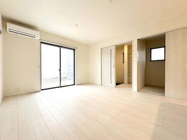 リーブルファイン　岐阜市東鶉第３　全5区画分譲の居間・リビング|明るい日差しをふんだんに取り込んだリビングダイニングは家族の笑顔につつまれた素敵な空間になります。
一建設の家は精度が高く丈夫な工法を採用し、「住宅トップランナー基準」に対応しています。
