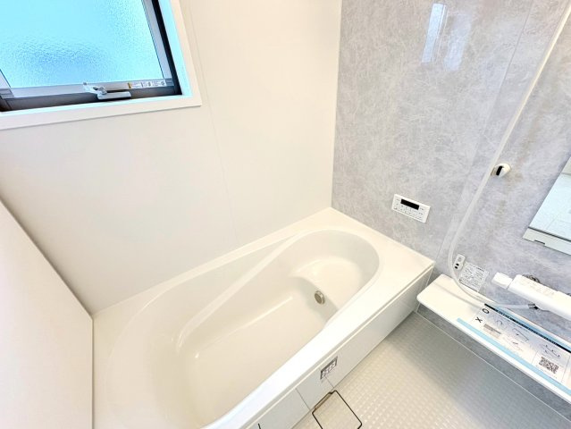 【商談中】リーブルファイン　岐阜市東鶉第３　全5区画分譲の浴室|明るく清潔感がある浴室。浴槽は環境にやさしい節水タイプ。浴槽内ステップで半身浴、親子入浴も安心です。
洗い場の床は乾きやすく滑りにくい快適仕様、水はけが良くカビの発生を軽減できます。
