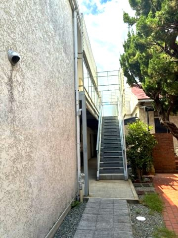 神戸市東灘区森北町６丁目のハイツのエントランス