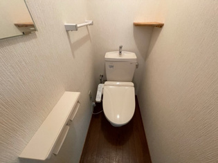 温水洗浄便座付きのトイレです♪