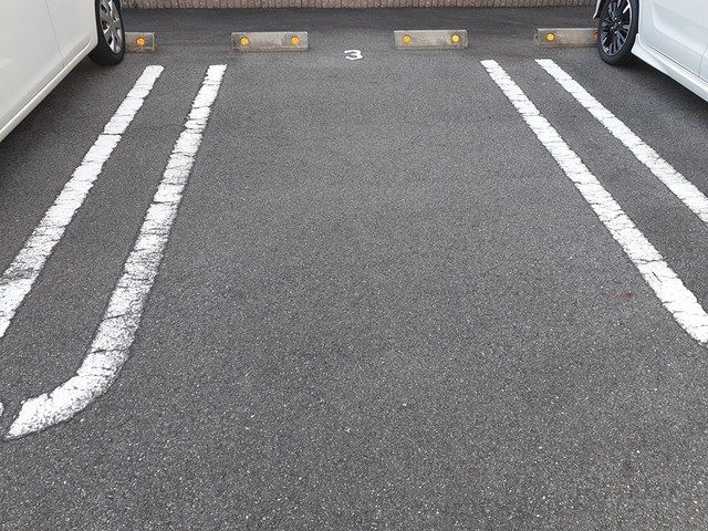 ラルーチェの駐車場