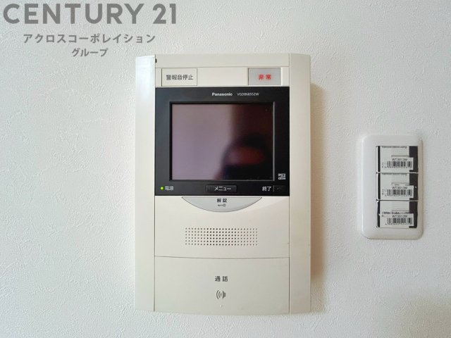 訪問者が来たときにテレビ画面で確認できるため、安心してドアを開けられます。録画機能があるものもあり、留守中に来訪者を記録しておくことができます。利便性が高く、セキュリティ面でも安心です。
