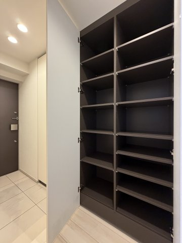 中野区本町６丁目の中古マンションの収納|廊下収納