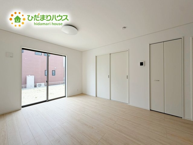 いわき市泉町下川第9　新築戸建の居間・リビング|南側にお庭があり、明るく開放感のあるリビング。
昼間は、電気いらずでエコ+節約にもなります。