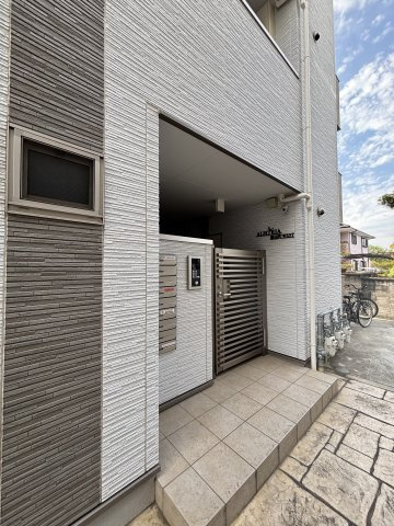 ALEGRIA藤田町WESTのエントランス