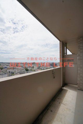 プリマヴェーラ諏訪野【キャッシュバック対象物件】のバルコニー|バルコニーからの眺めを楽しみながら食事をしませんか