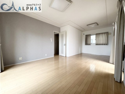 【居間・リビング】 | 加古川市平岡町一色西一丁目　一戸建て | ■朝から日差しいっぱいの明るい空間でのびのび過ごせます♪
