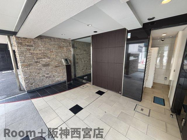 セレニテ西宮本町のエントランス
