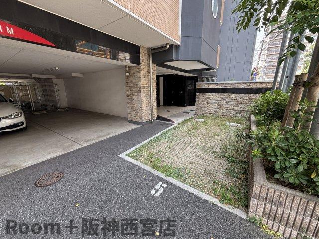 セレニテ西宮本町の駐車場