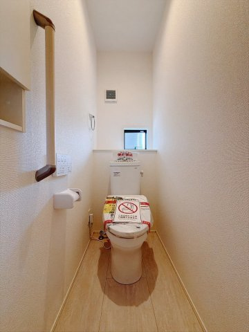 【新築戸建】太田市新田上江田町のトイレ|トイレ｜1階と2階にトイレがございます♪
壁には小物を置けるスペースがあるのでトイレットペーパーのストックを置いておくのにも便利です♪写真などを飾ってもおしゃれですね♪