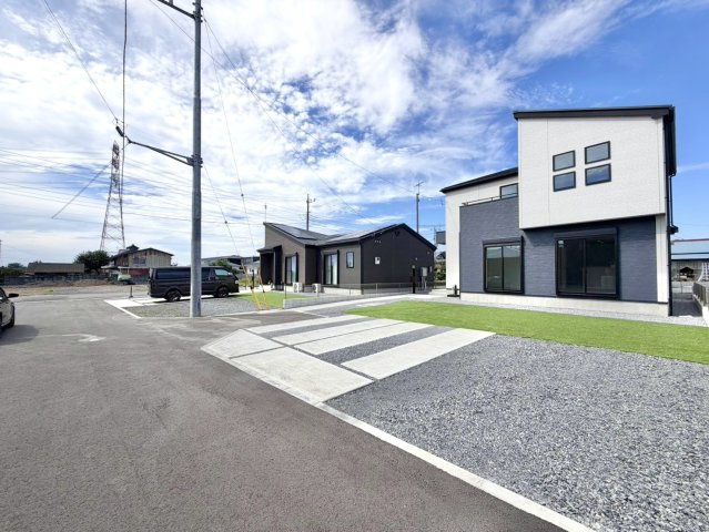 【新築戸建】太田市新田上江田町の外観|■外観｜周囲の見渡しが良く、車の出入りの際も安全確認がしやすいため、小さなお子様がいるご家庭でも安心です♪