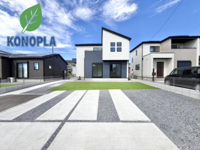 【新築戸建】太田市新田上江田町の外観|■外観｜広々とした駐車スペースで楽々駐車可能！お買い物後もスムーズにお荷物を運べます♪