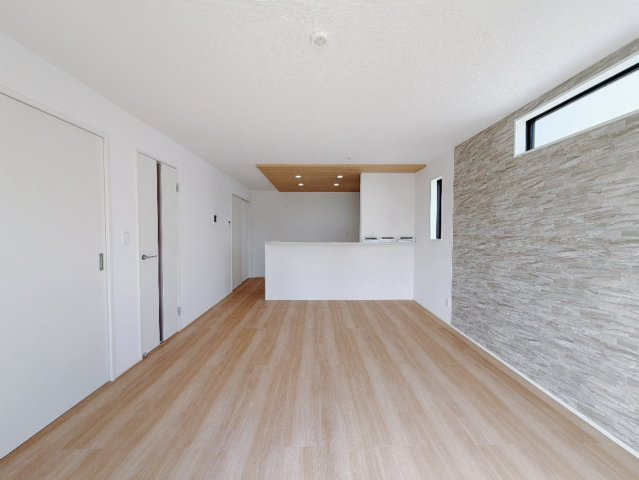 【新築戸建】太田市新田上江田町の居間・リビング|■リビング｜時の流れと共に陽射しは装いを変え空間に新たな彩りを与えます。一日中家に居ても飽きることなく過ごすことができる素敵な空間です♪