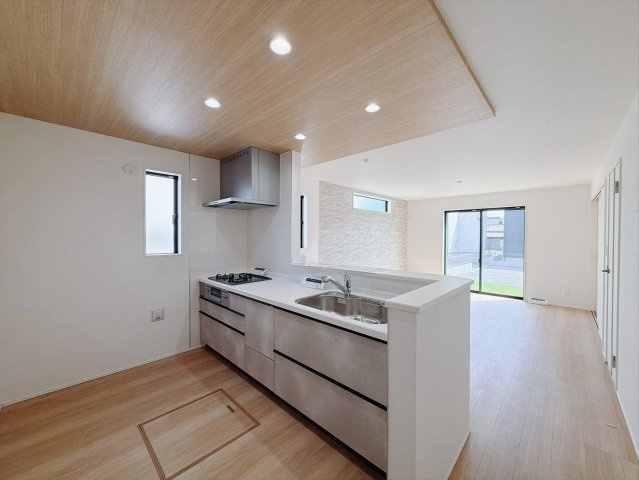 【新築戸建】太田市新田上江田町のキッチン|■キッチン｜リビングまでの見通しが良く、家事をしながらでも、お子様の様子を見られるようになっています。お子様がいつもママのそばにいる安心感も生まれます♪