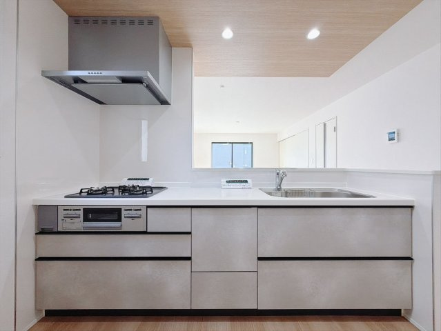 【新築戸建】太田市新田上江田町のキッチン|■キッチン｜ワークトップ下には、圧力鍋やパスタ鍋などのかさばる調理器具もラクラク収納可能なスライド収納！ものが溢れがちなキッチン回りもスッキリきれいに管理ができます♪
