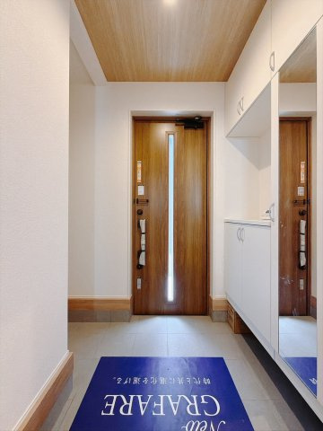 【新築戸建】太田市新田上江田町の玄関|■玄関｜収納豊富な玄関♪全身ミラー付き収納もあり、お出かけ前の身だしなみチェックもバッチリです！