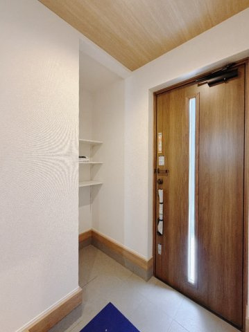 【新築戸建】太田市新田上江田町の玄関|■玄関｜下駄箱以外にも土間収納がございますので、雨に濡れた傘や靴をしまうのに最適になっております。また、空間消臭剤やアロマを置いていつでもいい香りの空間を演出する事もできます♪