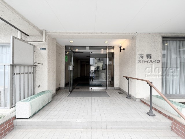 【エントランス】 | 高輪スカイハイツ | マンションの正面エントランス。出入りする人間を癒してくれるマンション入り口であり、その建物の「顔」でもあります。～即日のご見学可能～　お問合せはお気軽にどうぞ。
