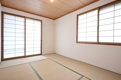 【和室】 | 邑楽郡大泉町朝日１期　中古戸建住宅 | １階にはもう１か所和室があります♪二面採光でとっても明るい居室です♪