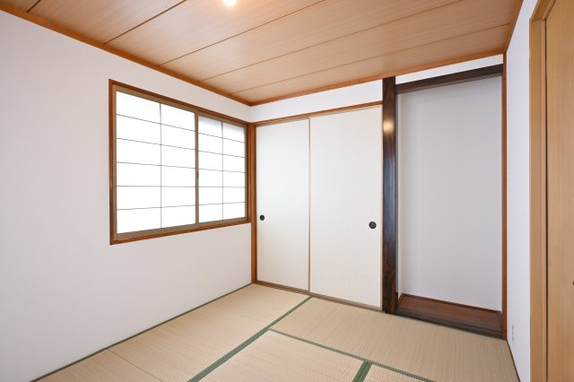 【和室】 | 邑楽郡大泉町朝日１期　中古戸建住宅 | 各居室に収納付きでお部屋もスッキリ片付きます♪