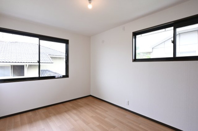 【洋室】 | 邑楽郡大泉町朝日１期　中古戸建住宅 | ２階の洋室は二面採光でとっても明るい居室です♪