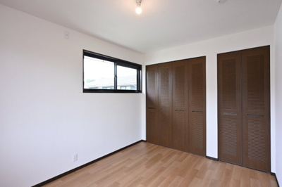 【洋室】 | 邑楽郡大泉町朝日１期　中古戸建住宅 | 収納が２つもありとっても便利♪片付け上手になれますね♪