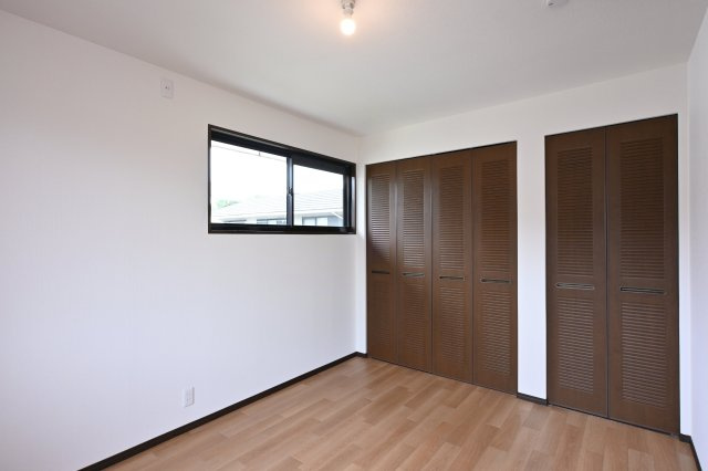 【洋室】 | 邑楽郡大泉町朝日１期　中古戸建住宅 | 収納が２つもありとっても便利♪片付け上手になれますね♪