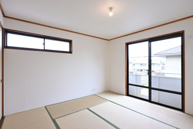 【和室】 | 邑楽郡大泉町朝日１期　中古戸建住宅 | ２階の和室はバルコニーに繋がっているので大きな窓が特徴的◎