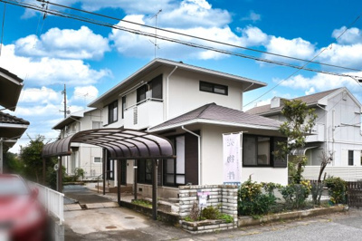 【外観】 | 邑楽郡大泉町朝日１期　中古戸建住宅 | 65坪超えの敷地に駐車3台！リフォーム済みハウスメーカー施工の4LDK♪