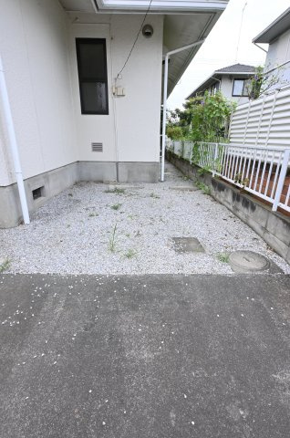 【駐車場】 | 邑楽郡大泉町朝日１期　中古戸建住宅 | ２か所目の駐車場です♪車止め付きでバック駐車も安心ですね♪