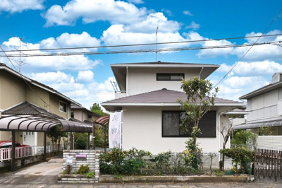 【外観】 | 邑楽郡大泉町朝日１期　中古戸建住宅 | 正面道路からの外観です。駐車場が２か所付いています♪