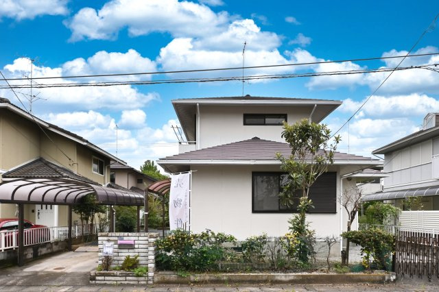 【外観】 | 邑楽郡大泉町朝日１期　中古戸建住宅 | 正面道路からの外観です。駐車場が２か所付いています♪