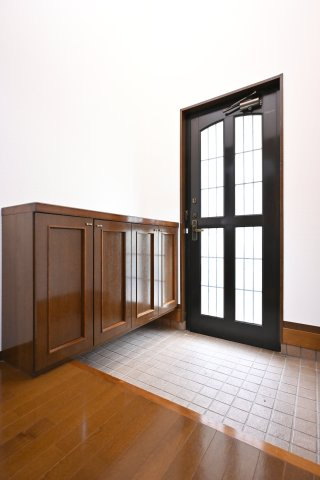 【玄関】 | 邑楽郡大泉町朝日１期　中古戸建住宅 | シューズボックス付きでいつもスッキリとした玄関に♪