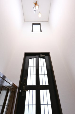 【玄関】 | 邑楽郡大泉町朝日１期　中古戸建住宅 | 吹き抜けの玄関は明るく開放的で気持ちいい♪