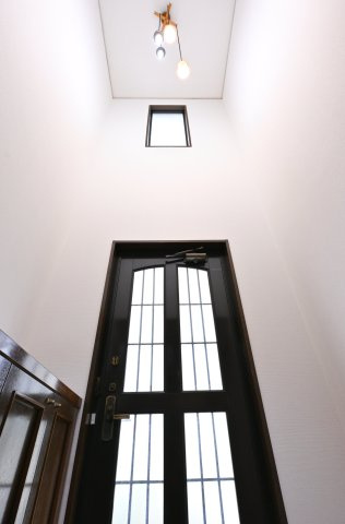 【玄関】 | 邑楽郡大泉町朝日１期　中古戸建住宅 | 吹き抜けの玄関は明るく開放的で気持ちいい♪