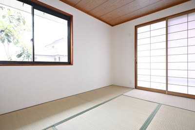 【和室】 | 邑楽郡大泉町朝日１期　中古戸建住宅 | 続き間の和室です♪家族みんなのくつろぎの空間になりますね♪