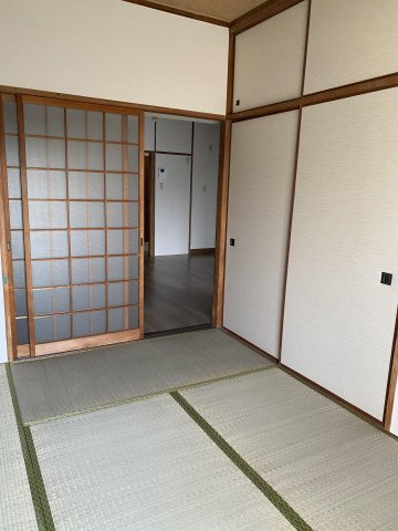 長門石グリーンマンションの和室|畳の上でゆっくりとくつろげる和室です
