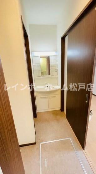 足立区南花畑３丁目のアパートの独立洗面台