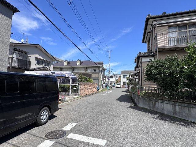 松戸市六高台５丁目新築戸建【六実小学校：7分】の前面道路含む現地写真|南東側前面道路